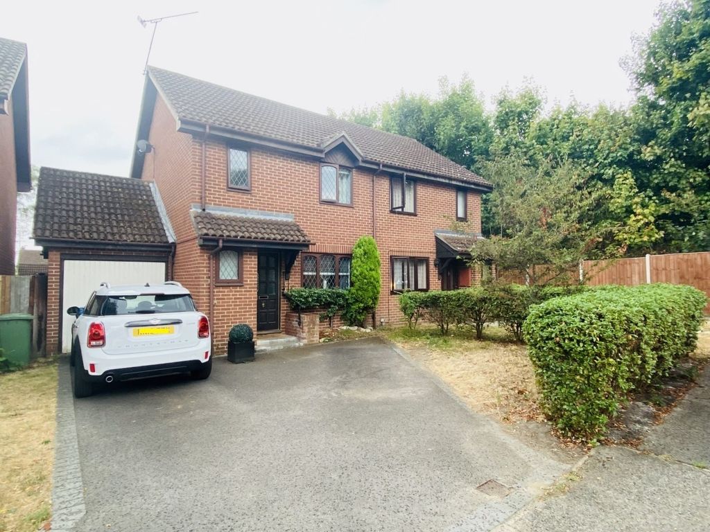 3 bed semidetached house for sale in Centurion Close, College Town