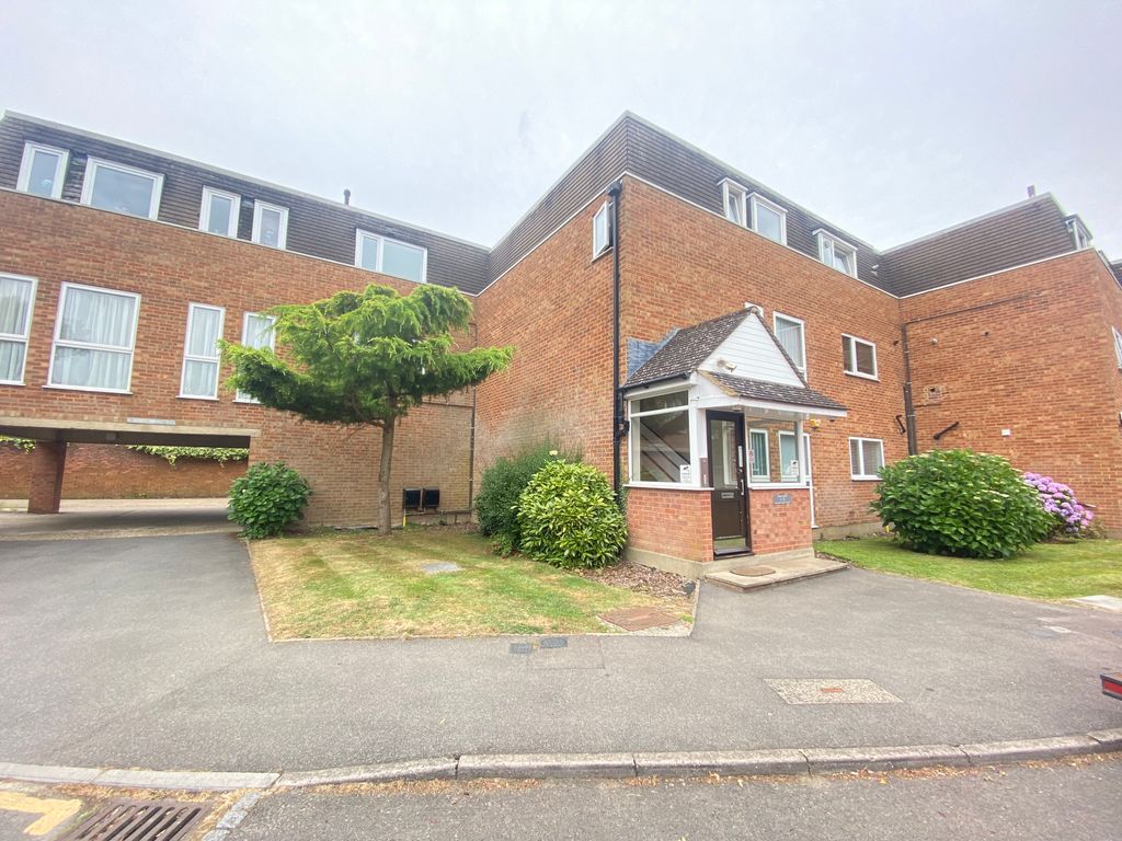 2 bed flat to rent in William Covell Close, The Ridgeway, Enfield EN2