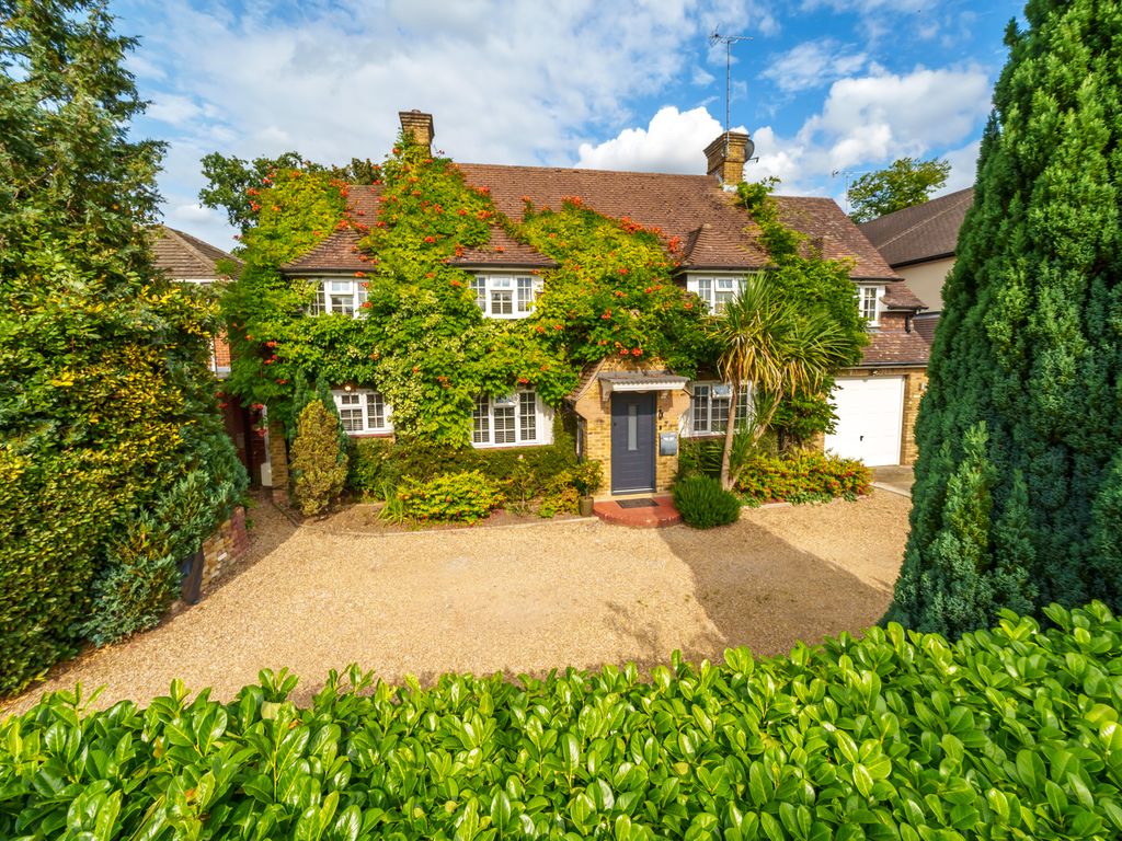 5 bed detached house for sale in Devereux Drive, Watford WD17, £