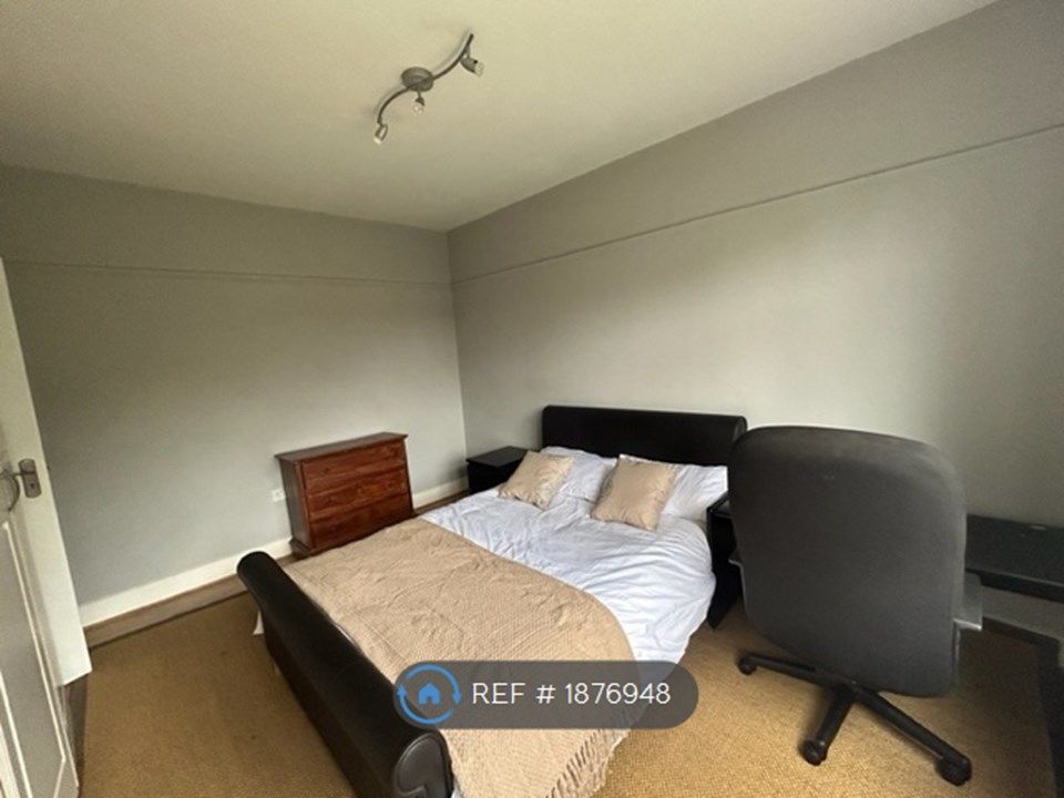 Room to rent in Sixth Cross Road, Twickenham TW2, £800 pcm Zoopla