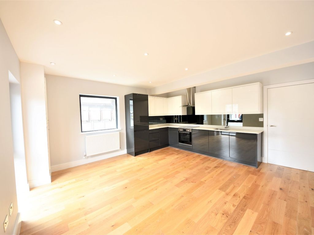 2 bed flat to rent in Treadaway Hill, Loudwater, High HP10 Zoopla