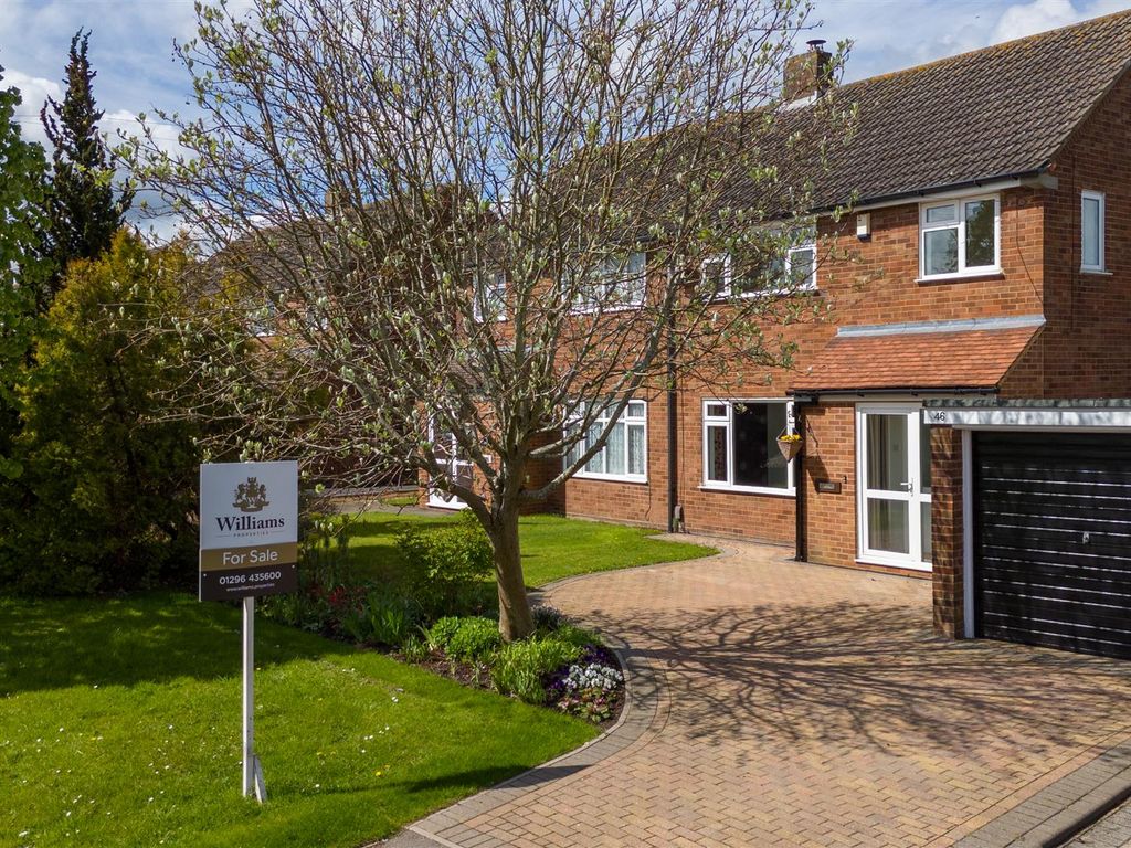 3 bed semidetached house for sale in Bedgrove, Aylesbury