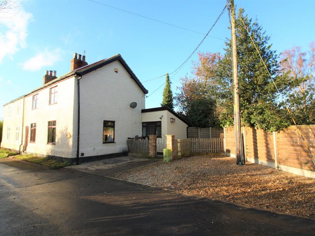 3 bed semidetached house for sale in Sunnyside, Station Road, Cantley