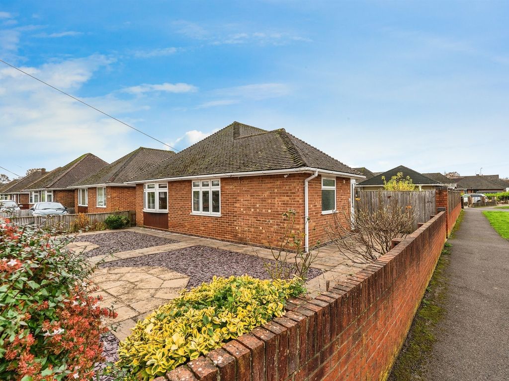 3 bed detached bungalow for sale in Barnsfield Crescent, Totton