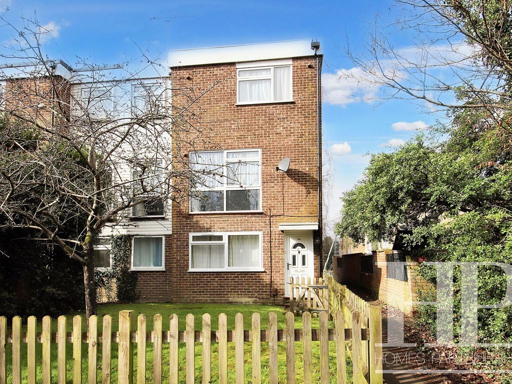 2 bed for sale in Hyde Heath Court, Crawley RH10, £220,000