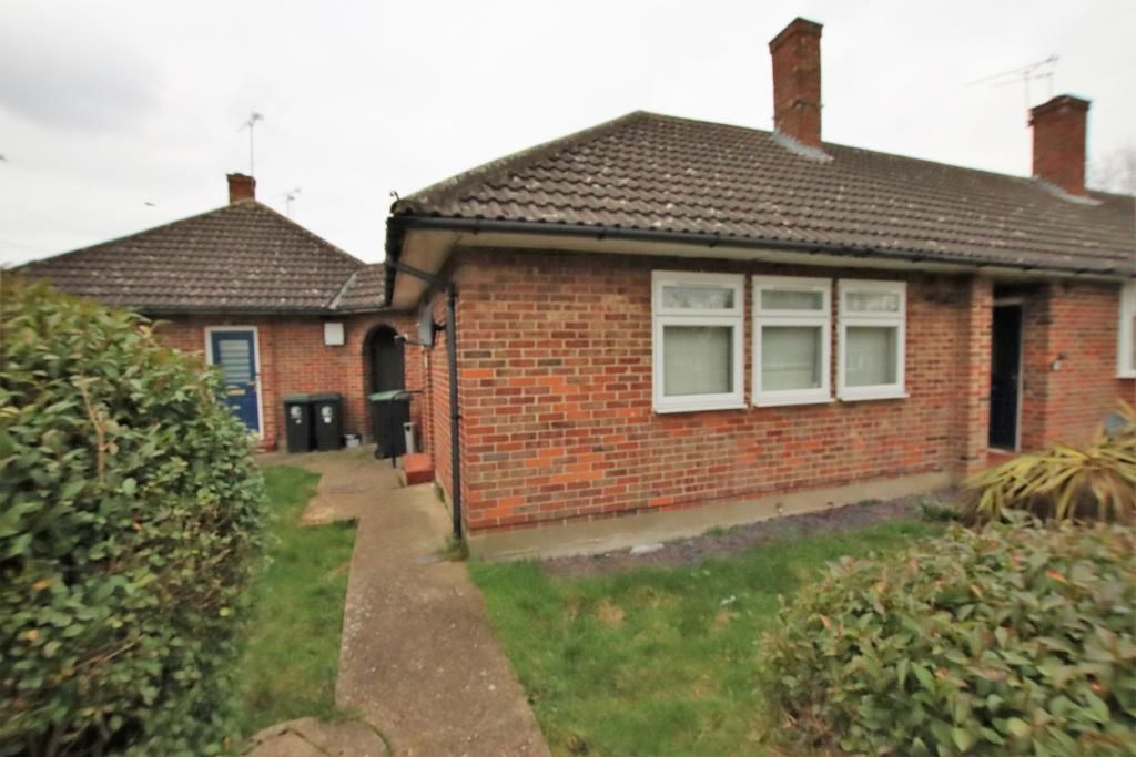 1 bed semidetached bungalow to rent in Barrington Close, Loughton