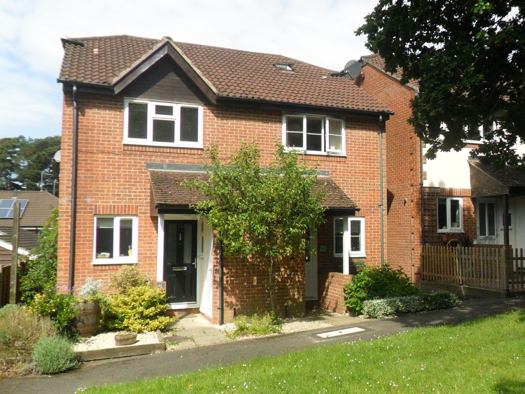 2 bed semidetached house for sale in Spruce Avenue, Whitehill GU35, £