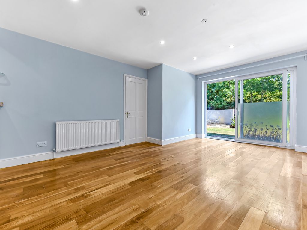 3 bed flat to rent in Stanton Road, Raynes Park SW20, £2,300 pcm Zoopla