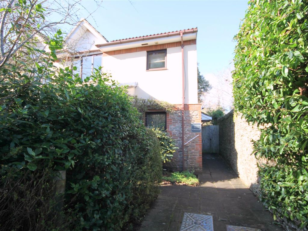 2 bed flat to rent in Beckspool Road, Frenchay, Bristol BS16, £1,200