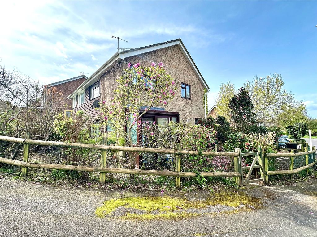 3 bed semidetached house for sale in Grenville Close, Ringwood