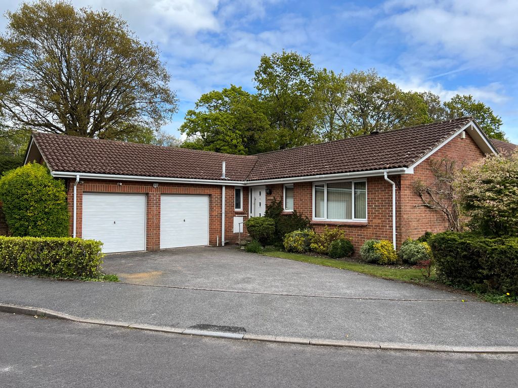 2 bed bungalow for sale in Cleveland Gardens, Dibden Purlieu SO40, £