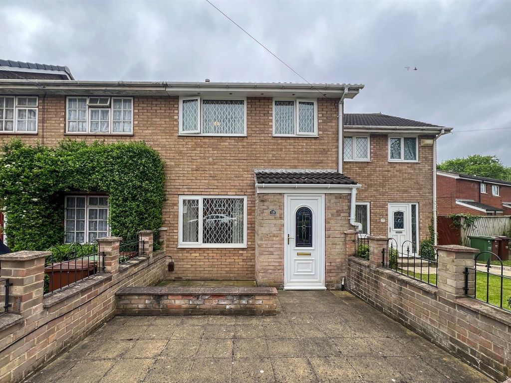 3 bed town house for sale in Aysgarth Drive, Wakefield WF2, £160,000