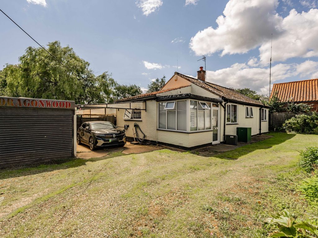 2 bed detached bungalow for sale in Thorpe Road, Southrepps, Norwich