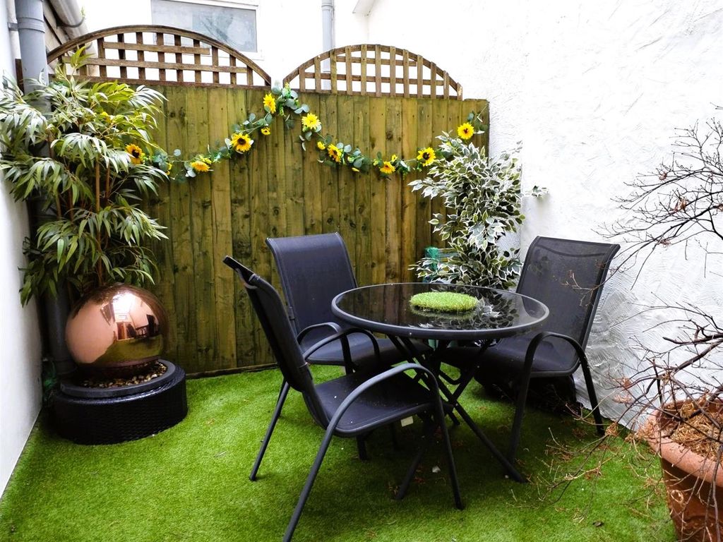 1 bed flat for sale in Cambrian Place, Maritime Quarter, Swansea SA1, £