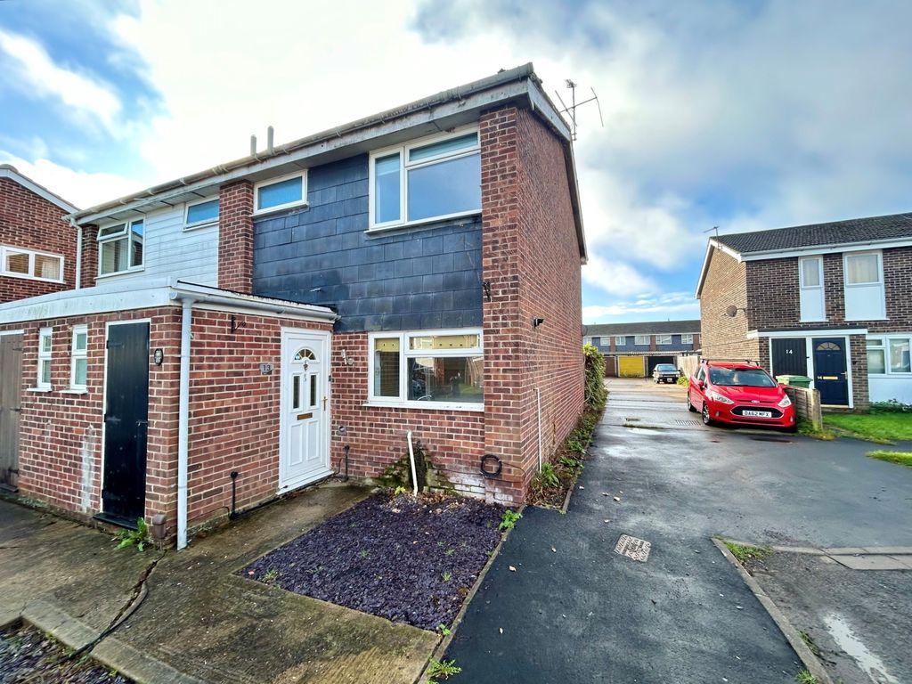 3 bed terraced house to rent in Close, Grove, Wantage OX12, £