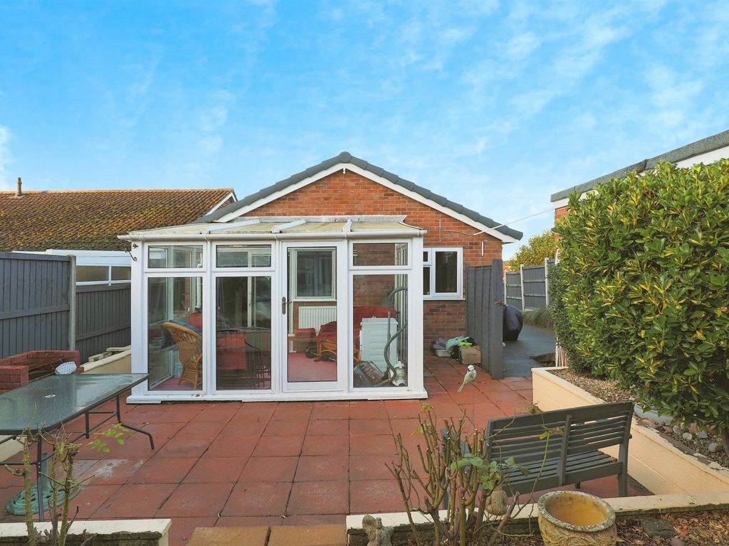 2 bed detached bungalow for sale in St. Marks Close, Worcester WR5, £
