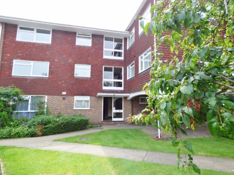 Studio to rent in Kingston Road, Leatherhead KT22, £900 pcm Zoopla