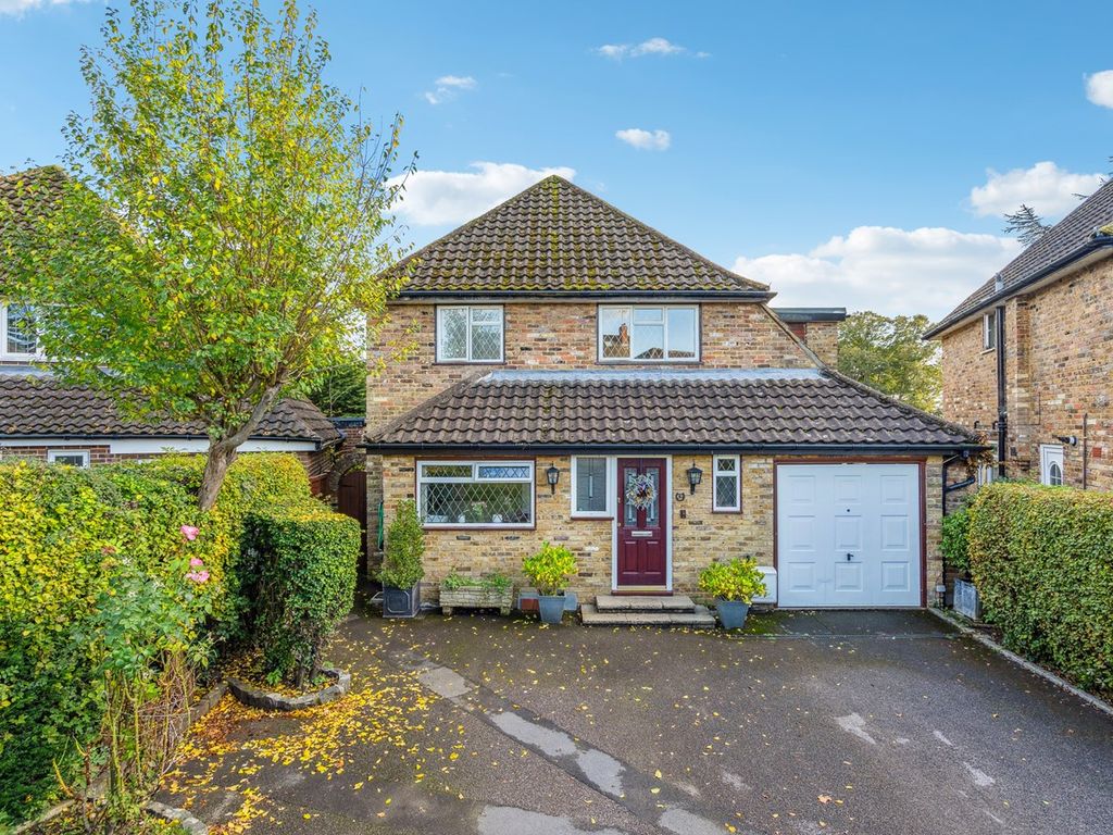 4 bed detached house for sale in Bunby Road, Stoke Poges SL2, £800,000