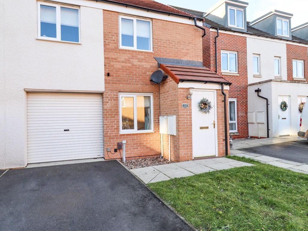 3 bed semidetached house for sale in Harwood Court, Whitewater Glade