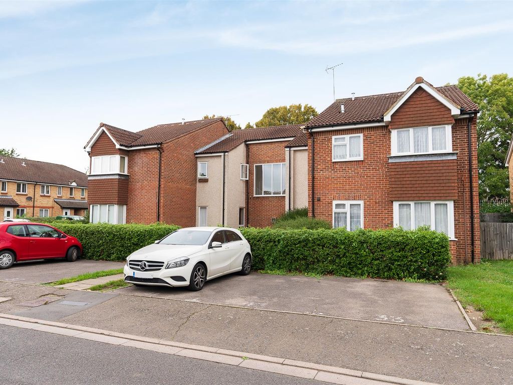 Studio to rent in Lowdell Close, Yiewsley, West Drayton UB7, £995 pcm