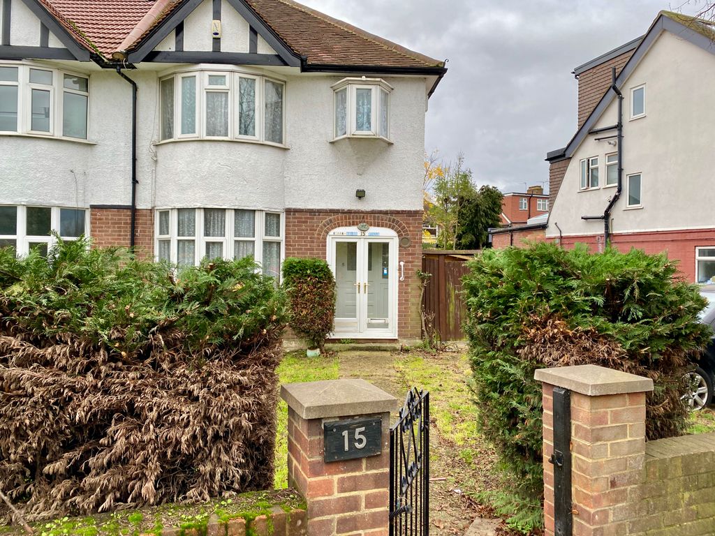 4 bed semidetached house to rent in Ruislip Road East, West Ealing