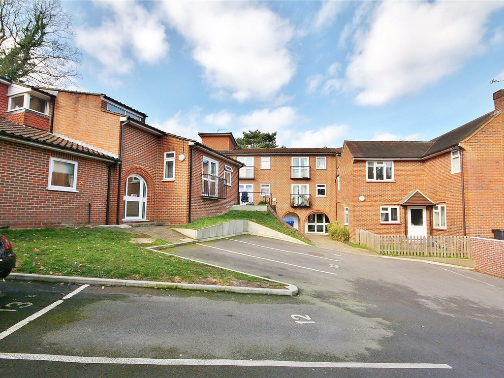 Studio to rent in Apple Trees Place, Woking, Surrey GU22, £1,050 pcm