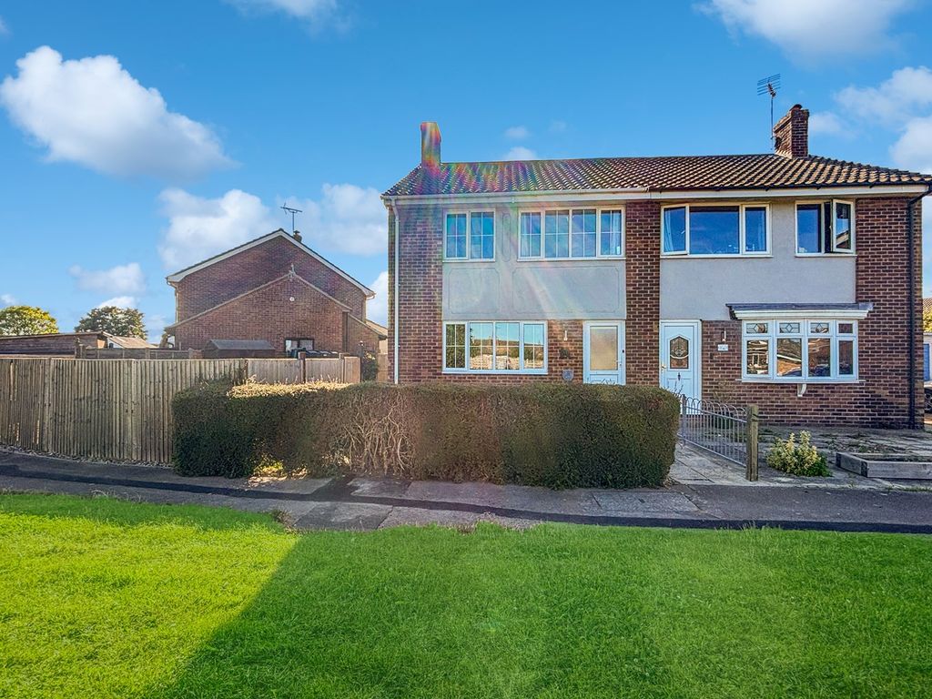 3 bed semidetached house for sale in Finch Drive, Great Bentley