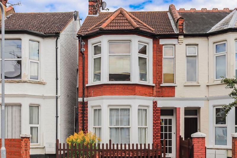 2 bed flat for sale in Christchurch Road, SouthendOnSea SS2, £160,000