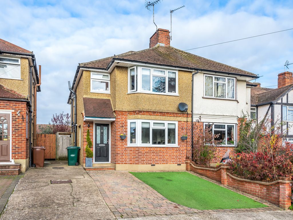 4 bed semidetached house for sale in Maxwell Close, Mill End