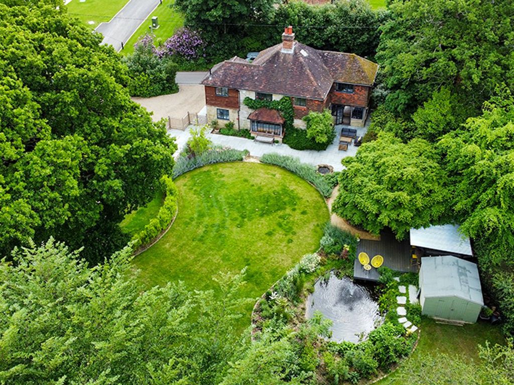 5 bed detached house for sale in Maresfield Park, Maresfield TN22, £