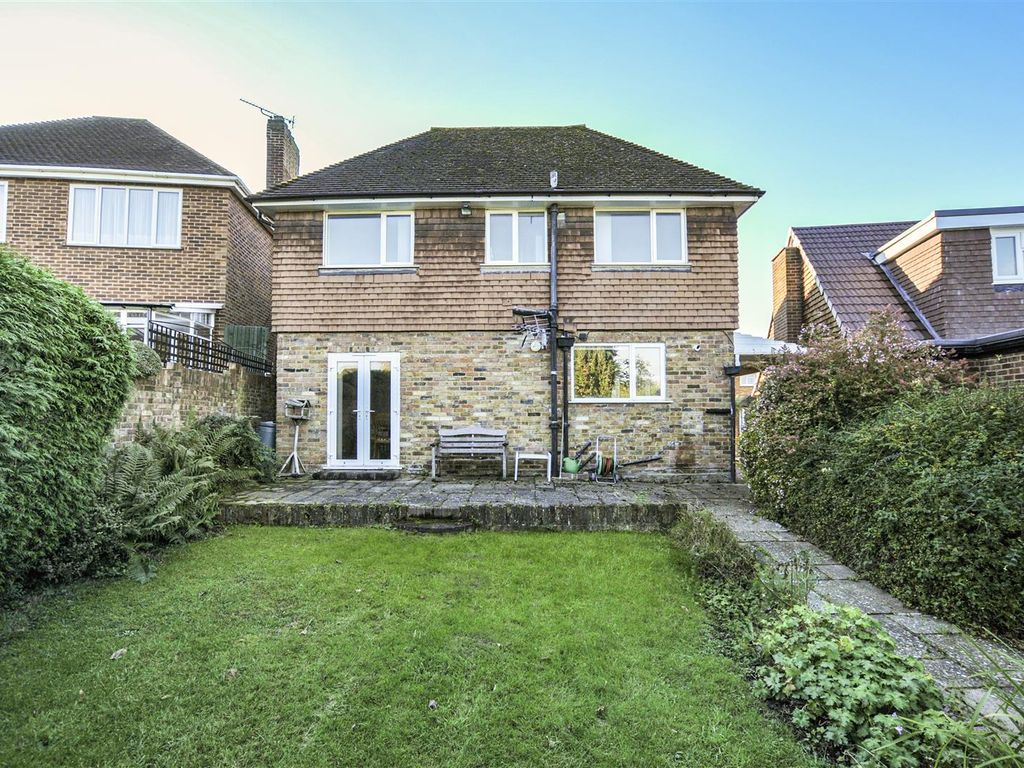 3 bed detached house for sale in Dean Close, Uxbridge UB10, £730,000