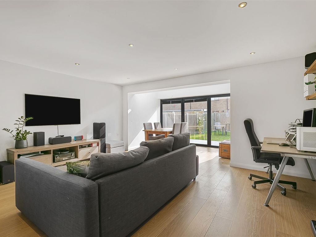 3 bed terraced house to rent in Richmond Close, Kirk Road, Walthamstow