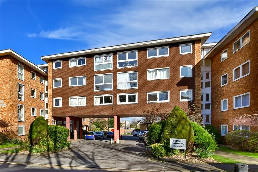 2 bed flat for sale in Maldon Road, Wallington, Surrey SM6, £325,000