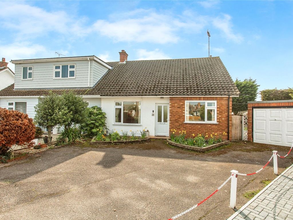 3 bed bungalow for sale in Larkfield Close, Rochford, Essex SS4, £