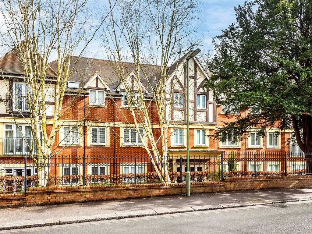 3 bed flat for sale in Wray Common Road, Reigate, Surrey RH2, £498,500