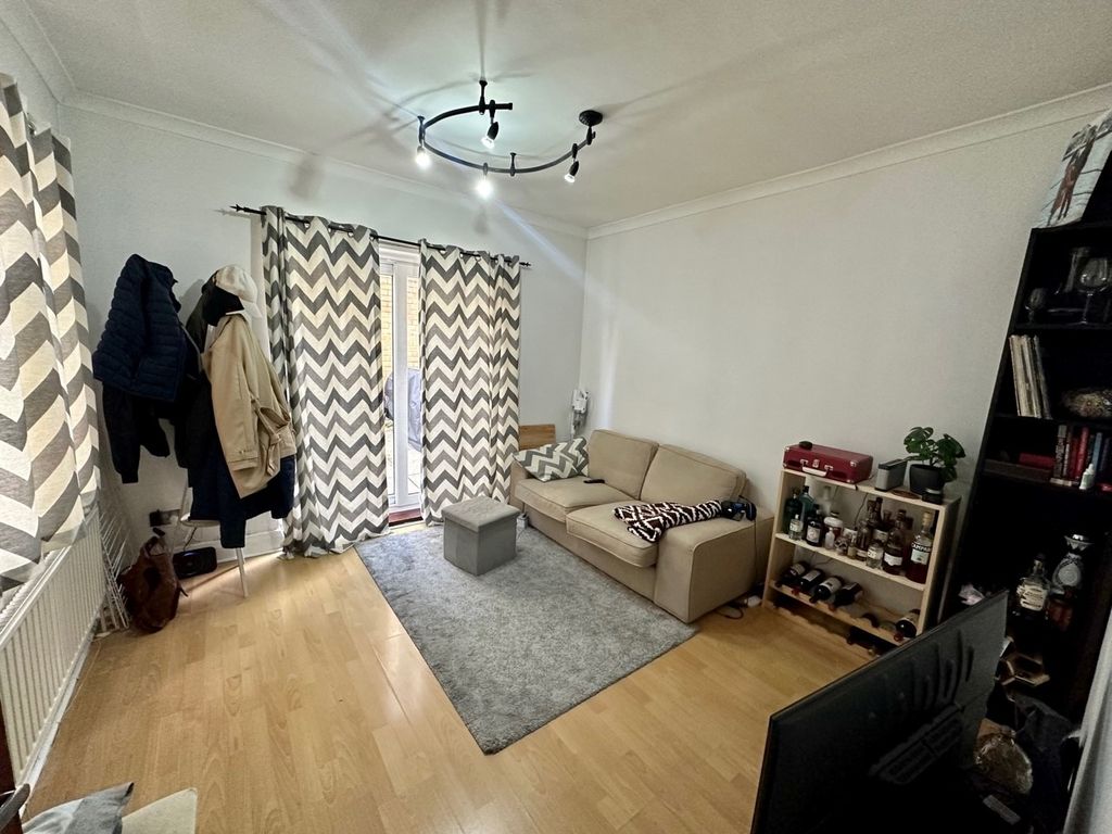 1 bed to rent in Balham High Road, Tooting Bec, London SW17