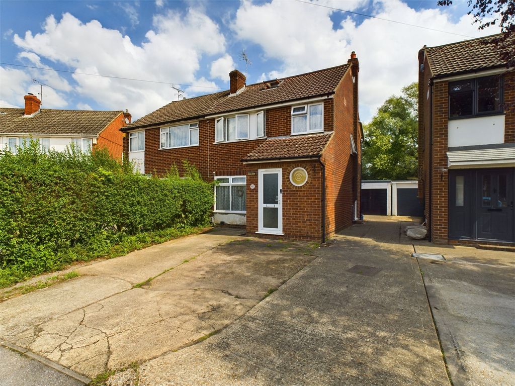4 bed semidetached house for sale in Brookfield Road, Aldershot