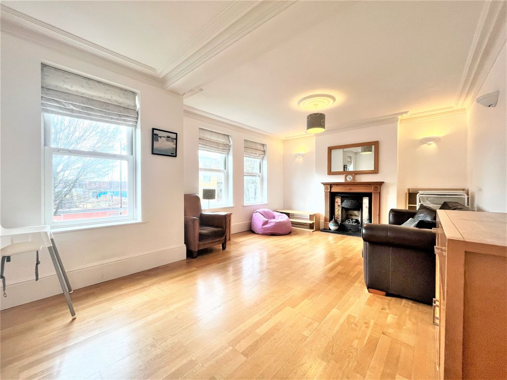 2 bed flat to rent in Beautiful 2Bedroom 2Bathroom Apartment