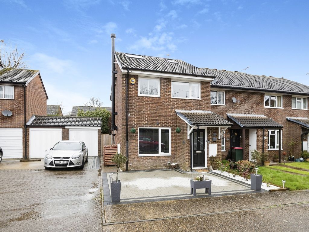 4 bed end terrace house for sale in Horseshoe Close, Worth, Crawley