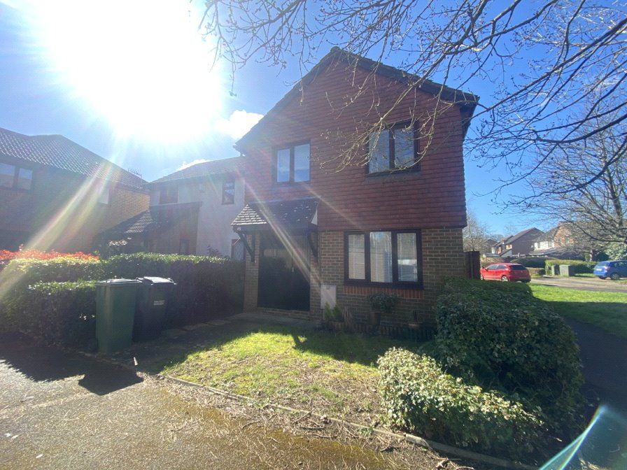 3 bed semidetached house to rent in Middlefield, Langshott, Horley