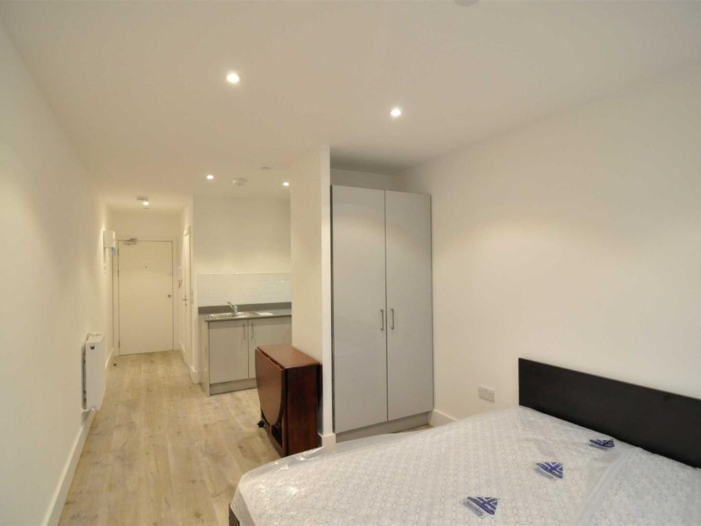 Studio to rent in Kilburn High Road, London NW6, £1,400 pcm Zoopla