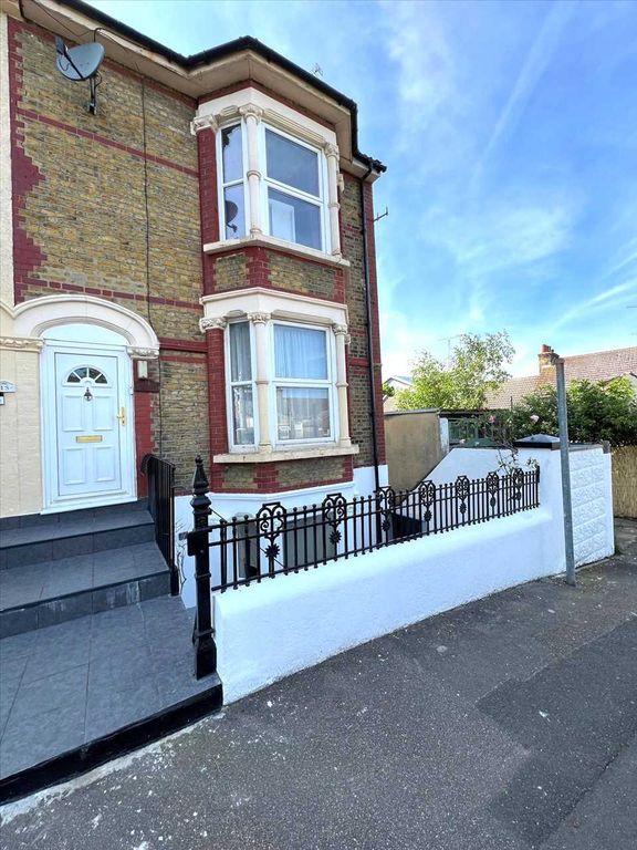 1 bed flat to rent in Royal Pier Road, Gravesend DA12, £900 pcm Zoopla