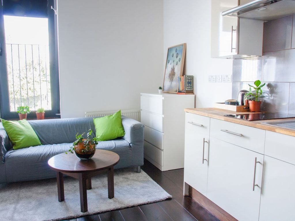 Studio to rent in Edgware Road, London NW2 Zoopla