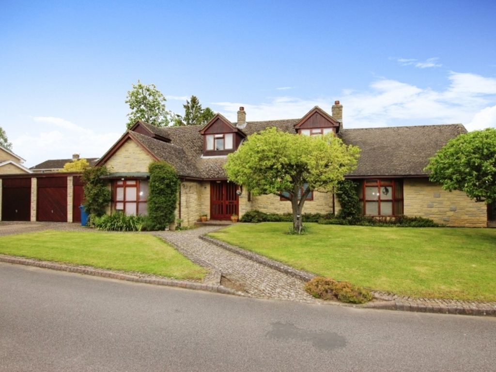 5 bed detached house for sale in Court Close, Kidlington OX5, £899,995
