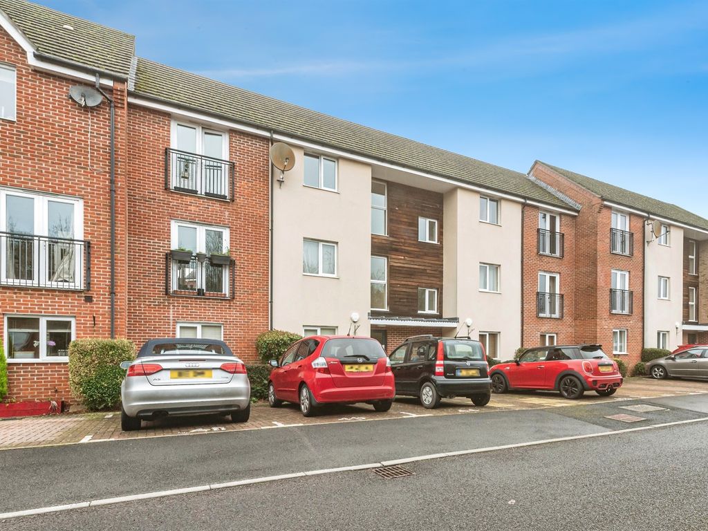 1 bed flat for sale in Skippetts Gardens, Basingstoke RG21, £135,000