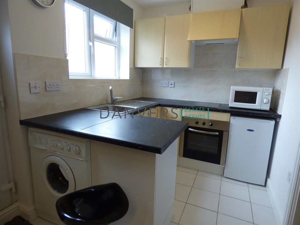 Studio to rent in Thorpe Street, Braunstone Gate LE3, £600 pcm Zoopla