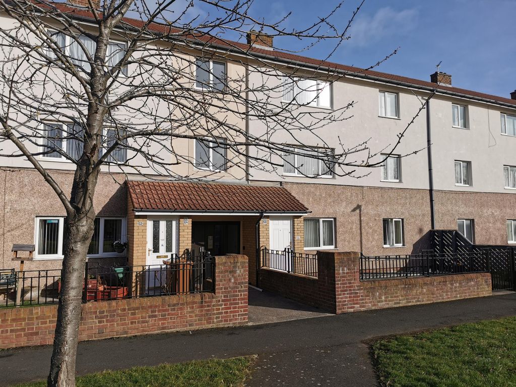 2 bed flat to rent in West Farm Avenue, Longbenton, Newcastle Upon Tyne