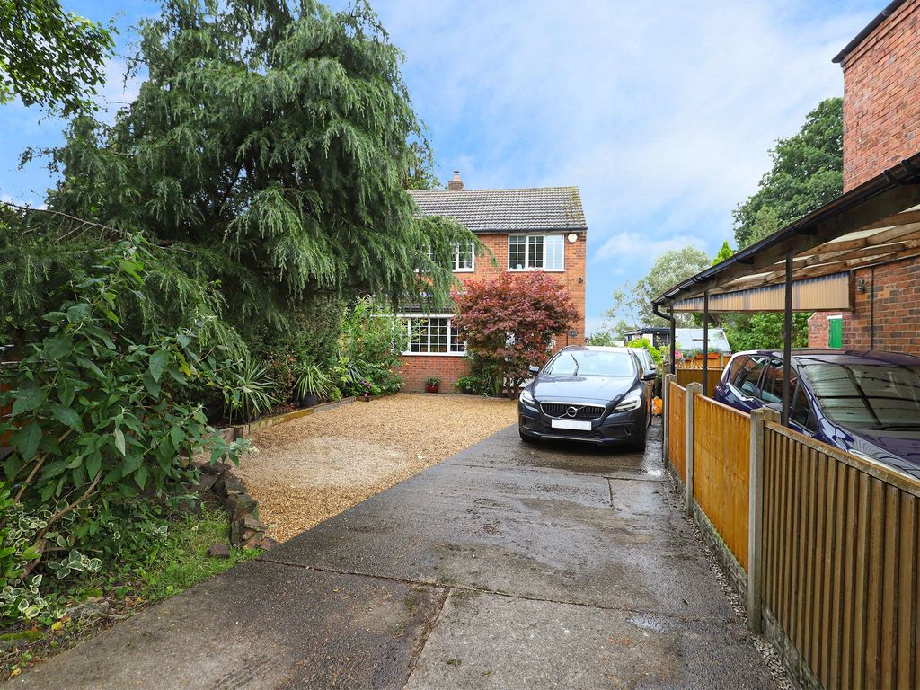 3 bed detached house for sale in Queen Victoria Road, New Tupton S42, £