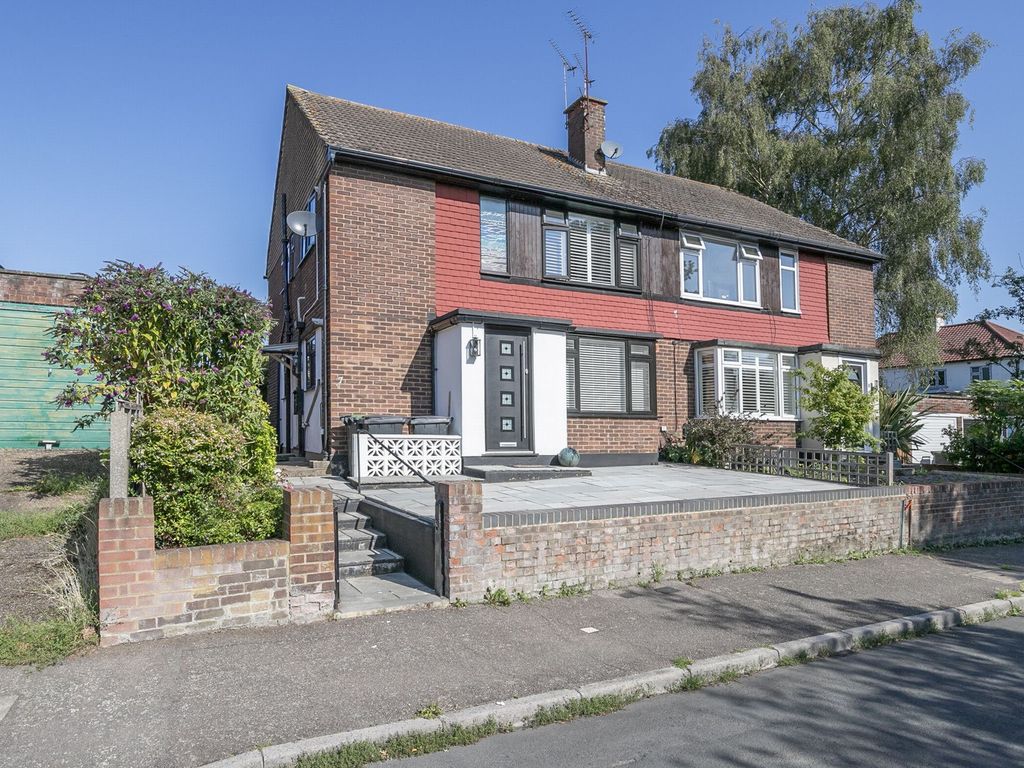 2 bed to rent in Wimborne Close, Buckhurst Hill IG9, £1,600