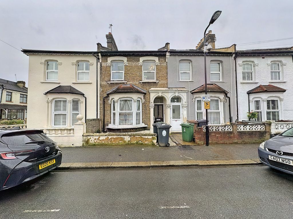 2 bed flat to rent in Beaconsfield Road, Leyton E10, £1,700 pcm Zoopla